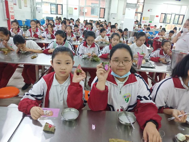 格式工廠餐廳吃粽子.jpg