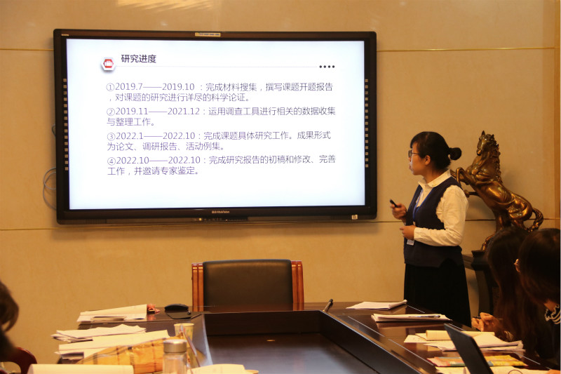 我校李文文老師作開題發(fā)言.jpg