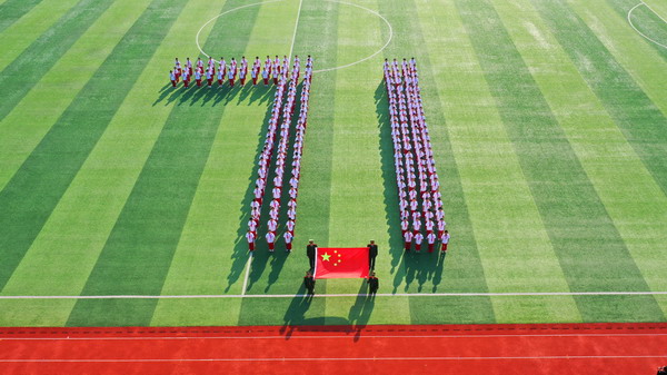 淄博師專附屬中學(xué)“傳承紅色基因·十一向國旗敬禮”活動圖片1_縮小大小.jpg