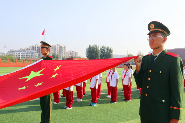 淄博師專附屬中學(xué)“傳承紅色基因·十一向國旗敬禮”活動圖片3_縮小大小.jpg