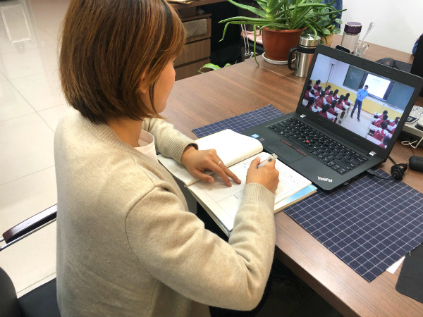 學校老師通過網(wǎng)絡觀課.jpg